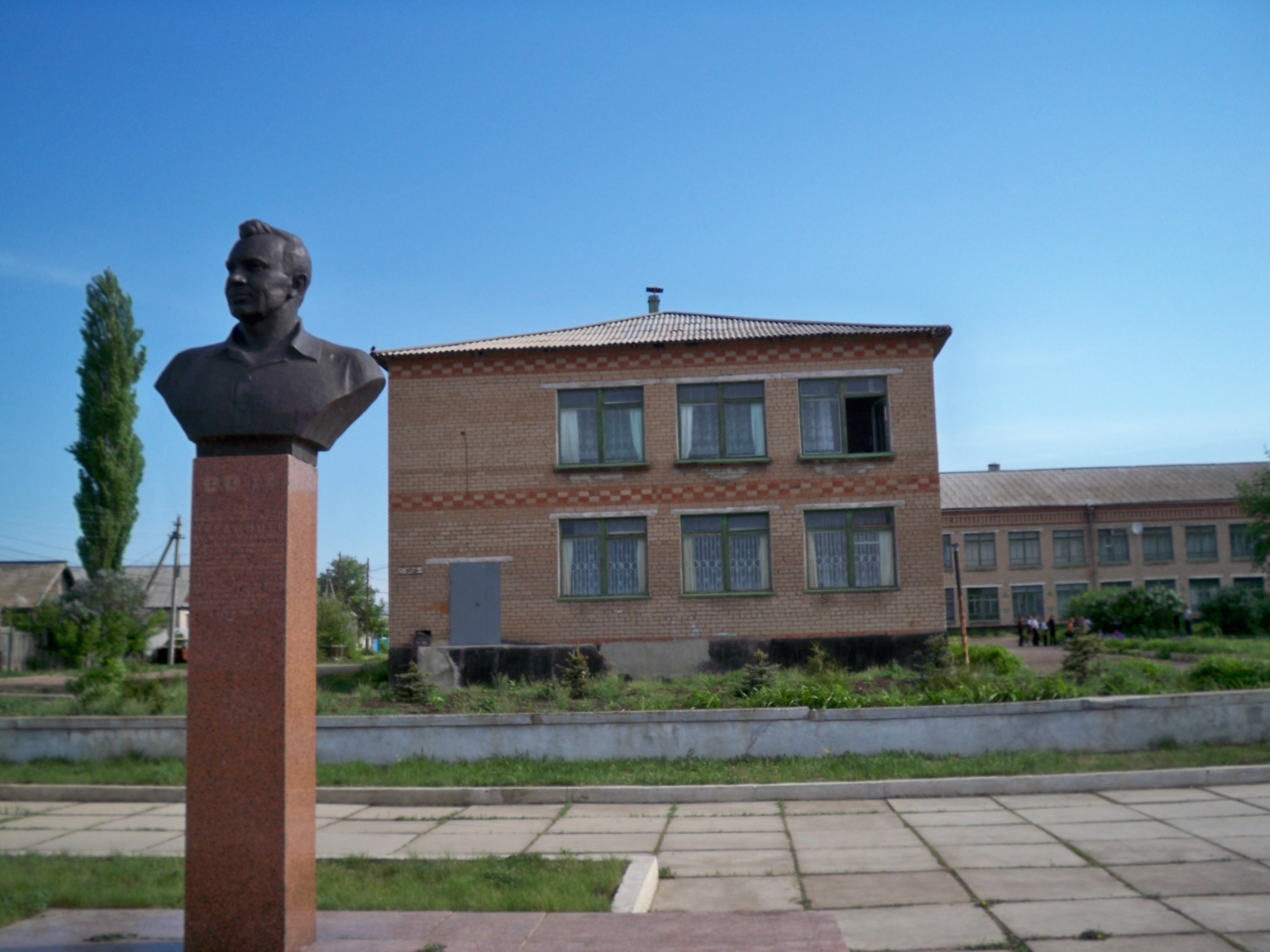 Село сакмара оренбургская. Сакмарский район Оренбургской области село Сакмара. Сакмара (Оренбургская область) памятник Чердинцеву. Обелиск в Сакмаре Оренбургской области.